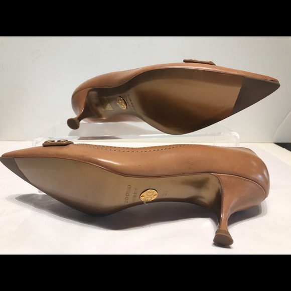Dolce & Gabbana mid heel tan pump with gold button - Picture 3 of 4